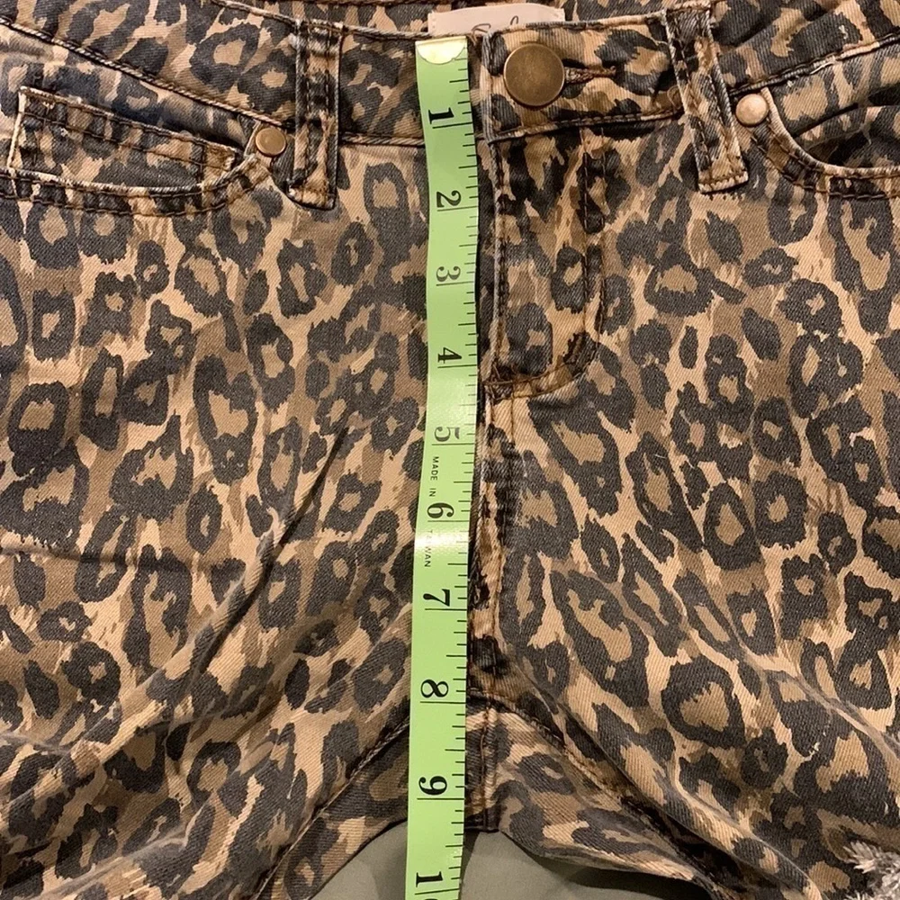 Easel Womens distressed animal print Jeans in size small. Raw hem. Cute!‌‌‌‍‍‍‍‍